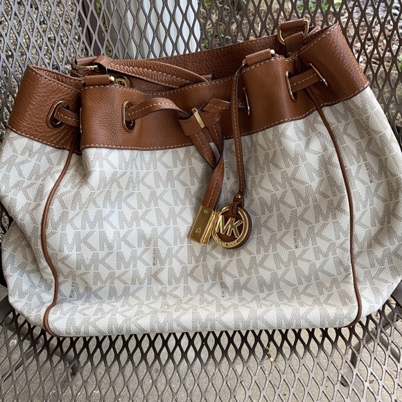 Large Micheal Kors Purse - Picture 2 of 4